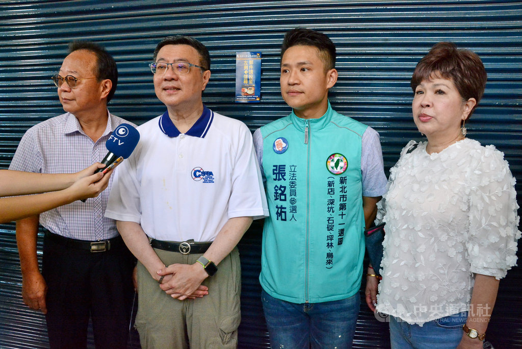 民進黨主席卓榮泰(左2)12日出席總統蔡英文與立委選舉新北市第11選區聯合競選總部輔選幹部第一次擴大座談會,他表示,總統與立委選舉競選主軸是「護國保台」,新北將布設防守線全力守住既有席次,在艱困選區透過組織戰全面進攻。右2為立委參選人張銘祐。中央社記者黃旭昇新北攝 108年10月12日