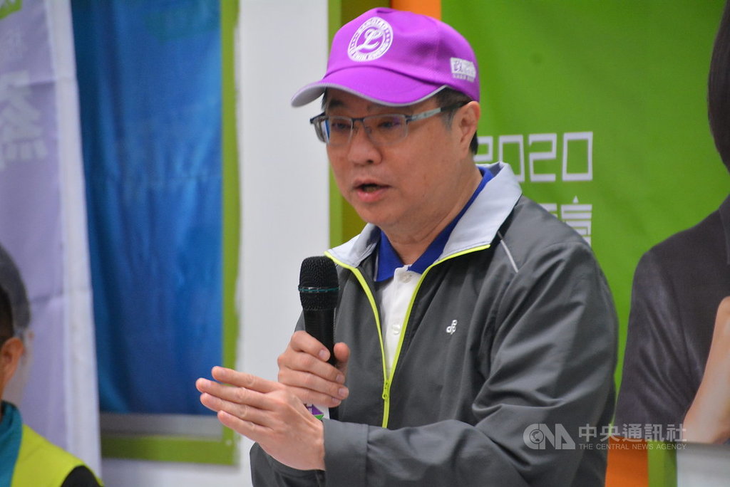 民進黨主席卓榮泰12日在新北市表示,黨中央一定全力支持地方選戰,現任者也要空軍與陸軍一同進行,不可大意;新北各立委參選人應打破選區聯合大作戰,以共同生活圈為範圍,展開交叉火網,黨中央不會讓參選人單兵上陣。中央社記者黃旭昇新北市攝 108年10月12日