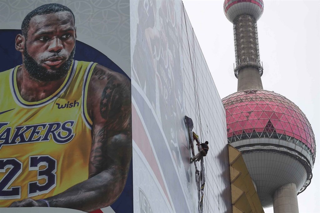 美國NBA與中國的關係因香港問題陷入緊張,但有專家認為,NBA在中國受歡迎的程度,可能使其免受長期損害。圖為10月9日工人拆除NBA巨幅海報。(中新社提供)