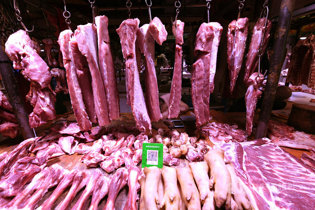 中美達成第一階段貿易協議,但中國官媒對採購美國豬肉、大豆等農產品一事,此卻隻字不提。圖為重慶一農貿市場內一家售賣豬肉的攤位。(中新社提供)中央社 108年10月12日
