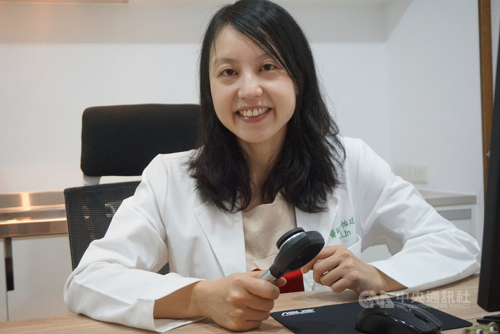 前長庚醫院皮膚科主治醫師林怡廷得知金門皮膚科醫療供不應求,於是毅然決然在邁入行醫第13年時,選擇到離島服務,成為金門地區首位女性皮膚科醫師。中央社記者黃慧敏攝 108年10月12日