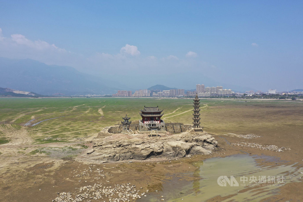 因為乾旱的緣故,長年淹沒在鄱陽湖中的千年歷史石島落星墩「重見天日」,而落星墩四周原本應該是湖水的地方也長出青草,形成「草原」的景象。(中新社提供)中央社 108年10月12日