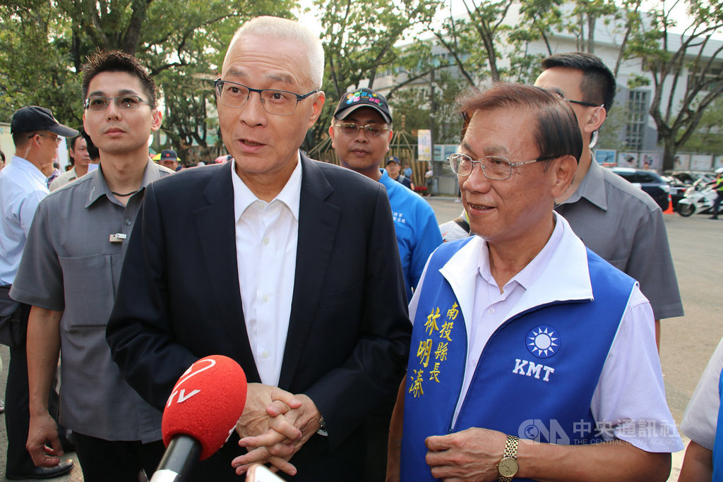 國民黨主席吳敦義(前左)12日參觀2019南投世界茶業博覽會,有媒體問及他本人是否會排入不分區立法委員名單,吳敦義表示,有很多人建議,他會考慮,現在還沒決定。前右為南投縣長林明溱。中央社記者蕭博陽南投縣攝 108年10月12日