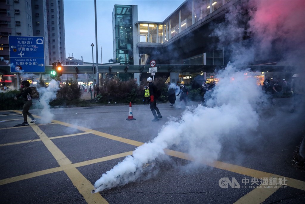 香港「反送中」運動已持續超過4個月,警方至今發射了逾5000發催淚彈驅散示威者。圖為反送中示威者8月10日舉行大埔遊行,港警以催淚彈驅趕示威者。(中央社檔案照片)
