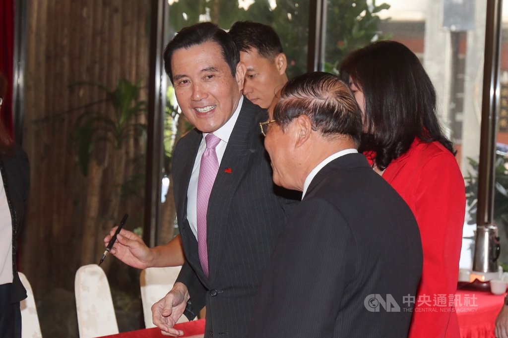 國民黨總統參選人韓國瑜下週將請假全台走透透拚選舉。前總統馬英九(左)12日出席第67屆華僑節大會時受訪表示,建議他都給過了;至於韓國瑜是否有聽進去,他說,看以後的行為就知道。中央社記者裴禛攝 108年10月12日