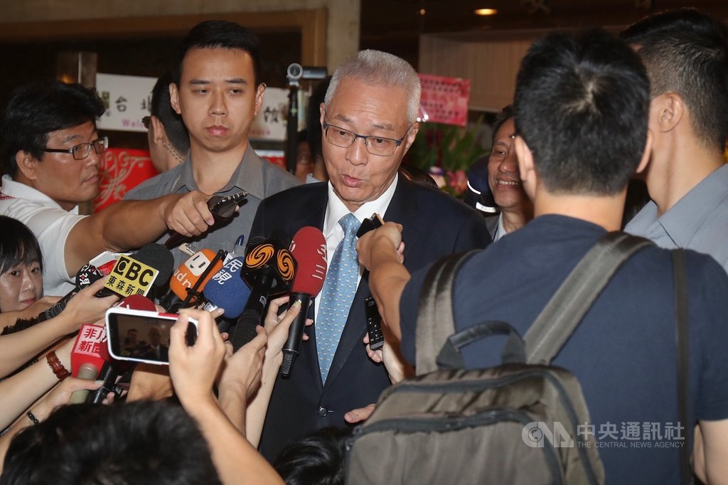 國民黨總統參選人韓國瑜陣營預估選情,10月底民調打平、11月中旬黃金交叉,國民黨主席吳敦義(中)12日出席第67屆華僑節大會時受訪表示,他不是預言家,但總統參選人一定有信心。中央社記者裴禛攝 108年10月12日