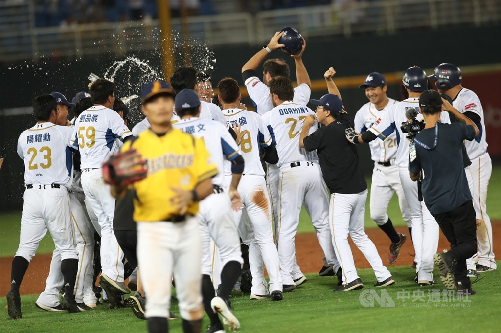 2019中職總冠軍賽12日正式開打,Lamigo桃猿隊靠著廖健富一記關鍵再見安打,終場以6比5擊敗中信兄弟隊搶下系列戰首勝,賽後球員在場中開心慶祝。中央社記者張新偉攝 108年10月12日