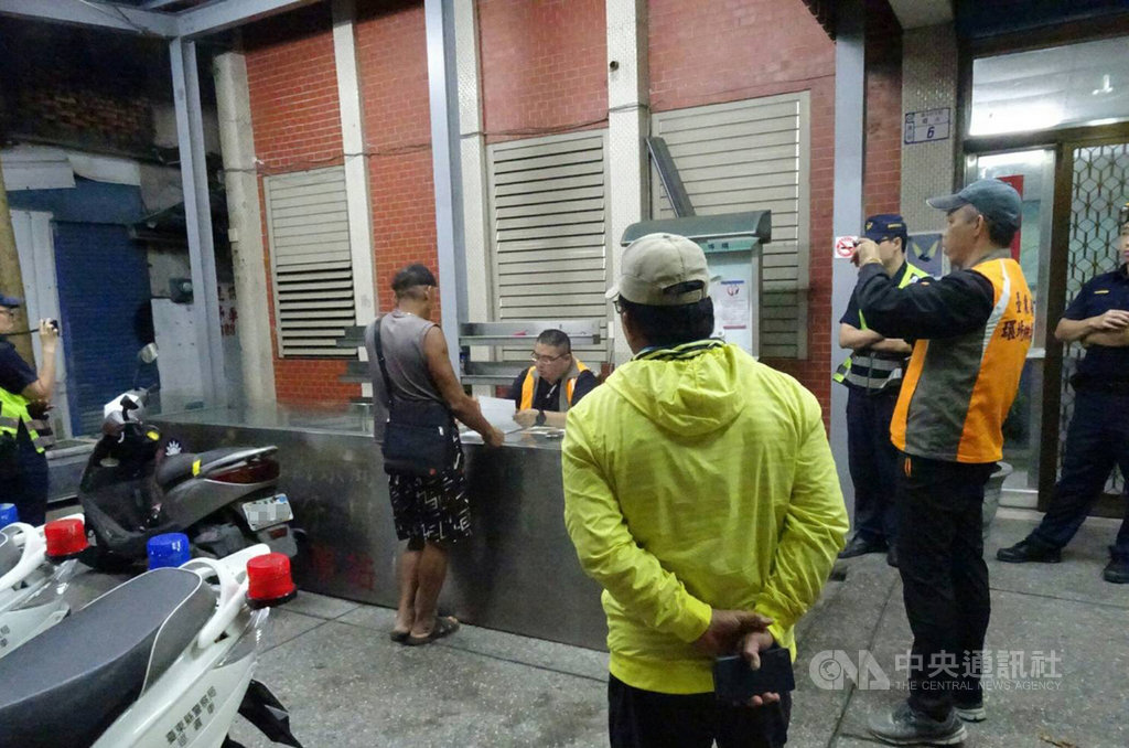 台東警方11日深夜在南迴公路森永路段查獲貨車違法載運生雞糞,數量約500包,總計17.5公噸,台東縣政府環保局、農業處依廢棄物清運法重罰新台幣6萬元。(台東縣政府提供)中央社記者張祈傳真 108年10月12日