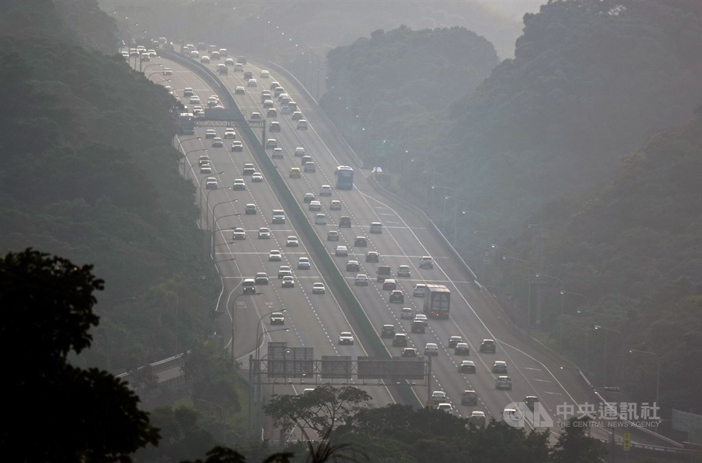 國慶連假來到第3天,12日下午國道開始出現提前北返車流,國道3號車行尚屬順暢,但部分路段車輛已逐漸增多。中央社記者鄭傑文攝 108年10月12日