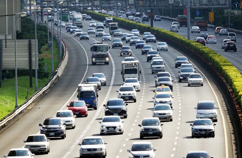 高公局預估12日國道交通量為115百萬車公里,其中北向交通量可達63百萬車公里,為平日的1.5倍。(中央社檔案照片)