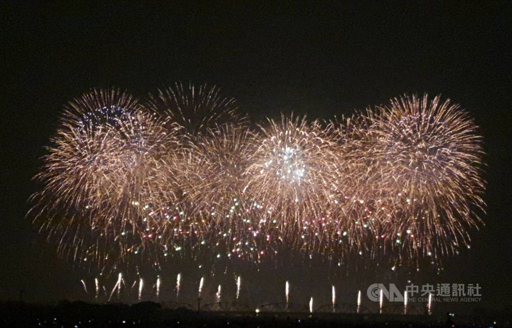108年國慶焰火在屏東舉行,經費運用問題遭質疑,屏東縣政府12日透過新聞稿方式說明經費運用指出,總經費為新台幣5386萬元,非外界謠傳的7000多萬元。圖為10月10日國慶焰火在屏東河濱公園施放。中央社記者郭芷瑄攝 108年10月12日