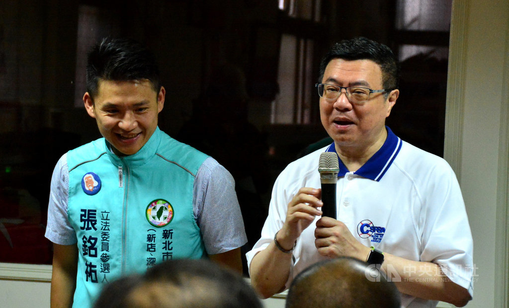 民進黨主席卓榮泰(右)12日到新店出席總統蔡英文與立委選舉新北市第11選區聯合競選總部輔選幹部第一次擴大座談會,勉勵立委參選新人張銘祐(左),與社會對話。中央社記者黃旭昇新北攝 108年10月12日