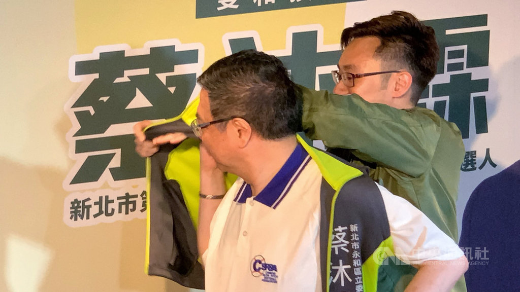 民進黨主席卓榮泰(左)12日下午到新北市永和區為民進黨立委參選人蔡沐霖(右)站台,蔡沐霖也為卓榮泰穿上競選背心。中央社記者葉臻攝 108年10月12日