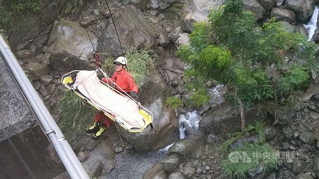 嘉義縣消防局12日下午獲報,在台3線323公里處發生車禍,有一名騎士跌落深度約20公尺的橋下,消防人員以吊掛方式將騎士救起,但已無生命跡象,送醫仍不治。事故原因仍有待調查釐清。(嘉義縣消防局提供)中央社記者黃國芳傳真 108年10月12日