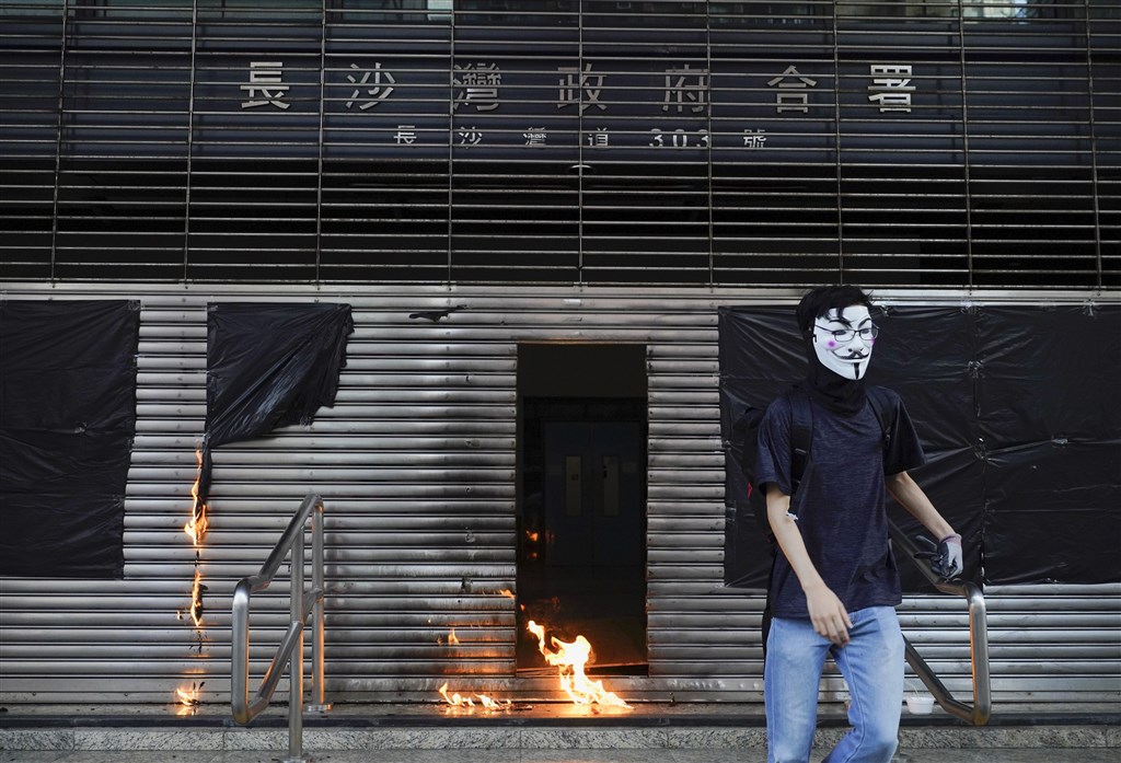 「反送中」遊行12日在香港再度登場,主要訴求是反對政府禁止蒙面,示威者沿途堵路並破壞地下鐵路站和特定商店。(美聯社)