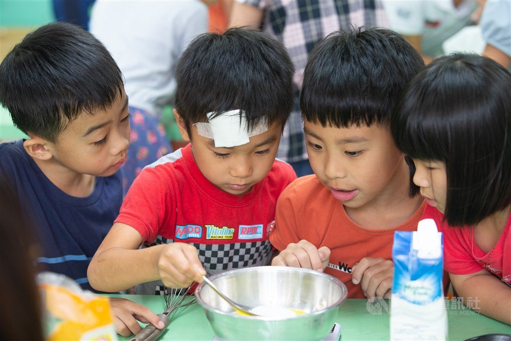 透過甜點師李奇芳的偏鄉甜點教學,讓當地孩子們有機會認識不同職業類別,有體驗才能有所啟蒙,也才有更多機會接收刺激,引導他們對不同事物產生興趣,進而啟發孩子心中對未來更多的可能與想像。中央社記者謝佳璋攝 108年10月12日