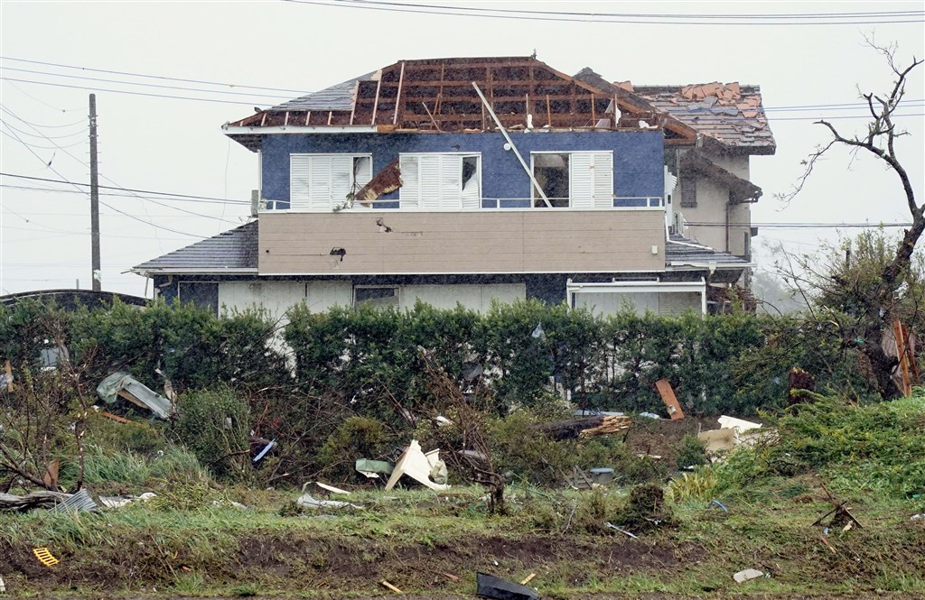 颱風哈吉貝12日晚間將近7時(台灣時間6時)從日本靜岡縣伊豆半島登陸,颱風登陸前,千葉縣市原市上午出現疑似龍捲風的強陣風。(共同社提供)