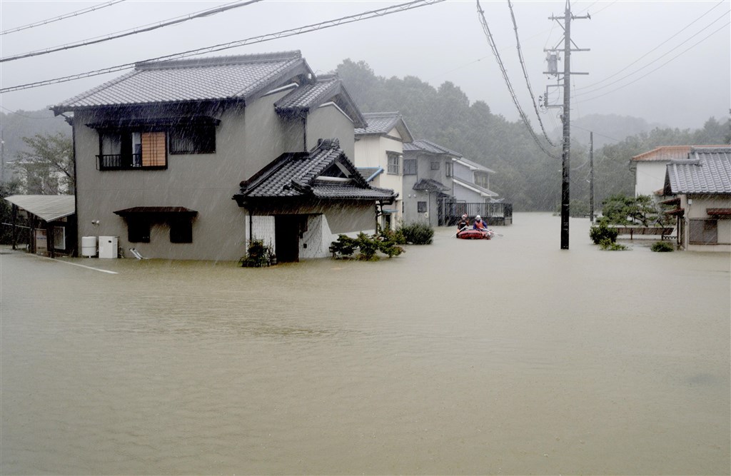 颱風哈吉貝襲日本,12日傍晚到晚間之間可能登陸。圖為三重縣伊勢市住宅區因雨勢過大淹水。(共同社提供)