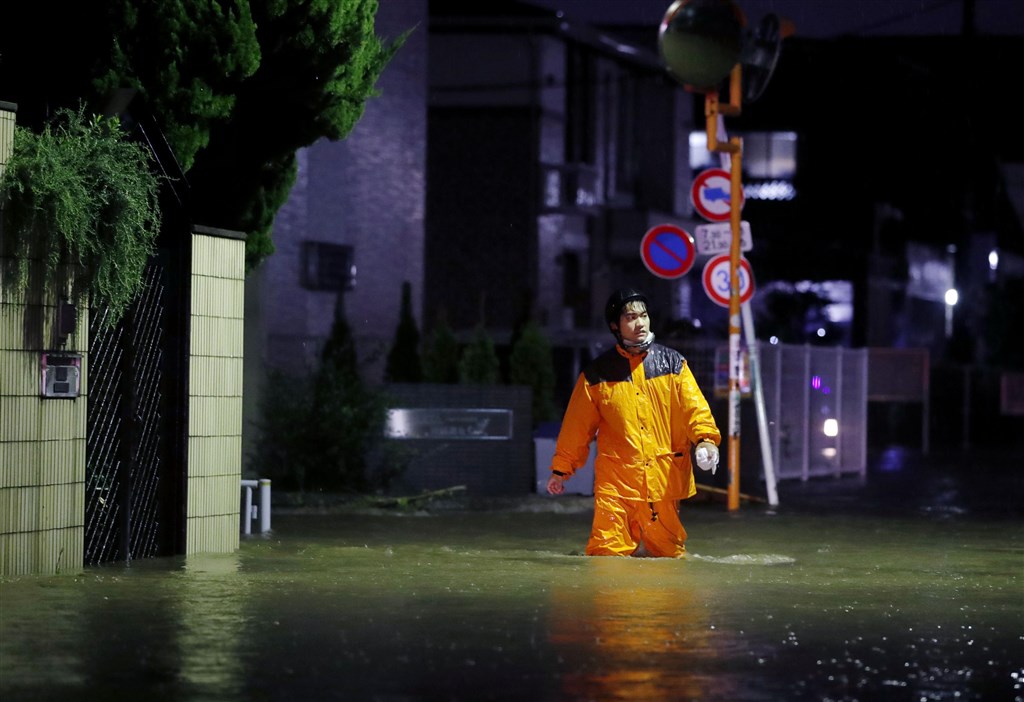 日本氣象廳12日下午已針對東京都及靜岡等1都6縣發出大雨特別警報。圖為東京都世田谷區淹水情形。(共同社提供)