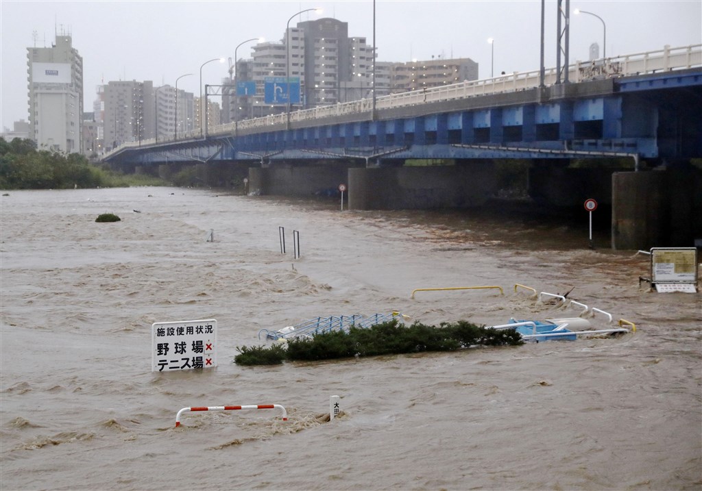 颱風哈吉貝夾帶猛烈風雨襲日本,日本氣象廳12日下午對東京都與其他6縣發出大雨特別警報。圖為流經東京都的多摩川因大雨水位增高。(共同社提供)