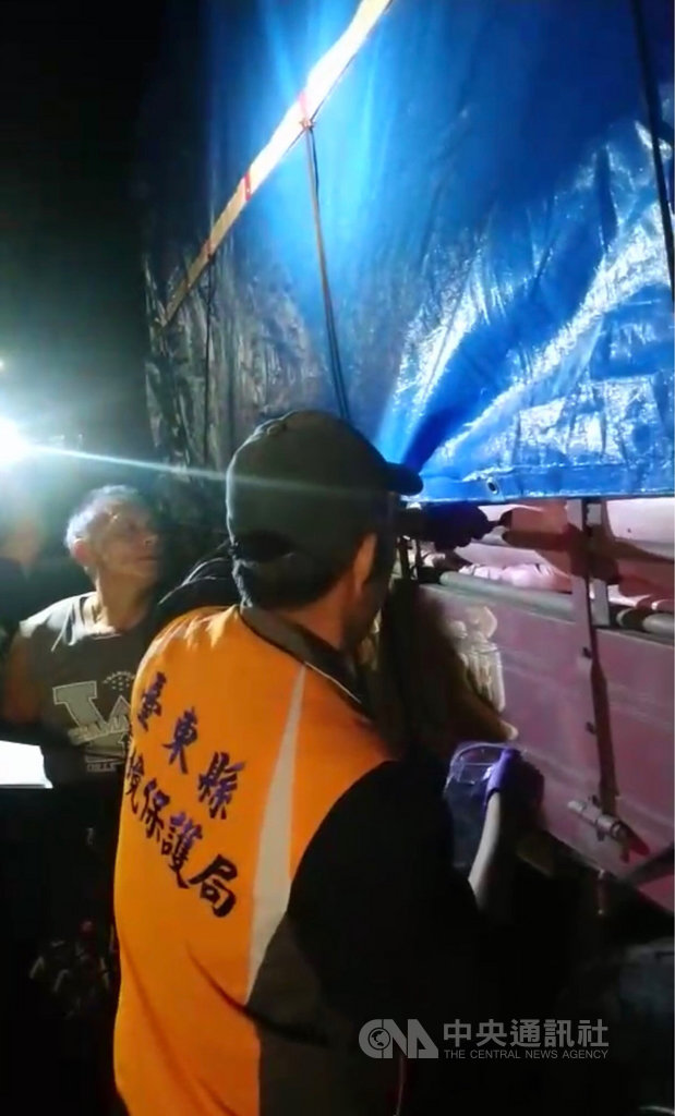 台東警方11日深夜在南迴公路森永路段查獲貨車違法載運生雞糞17.5公噸,台東縣政府環保局、農業處依廢棄物清運法重罰新台幣6萬元。(台東縣政府提供)中央社記者張祈傳真 108年10月12日