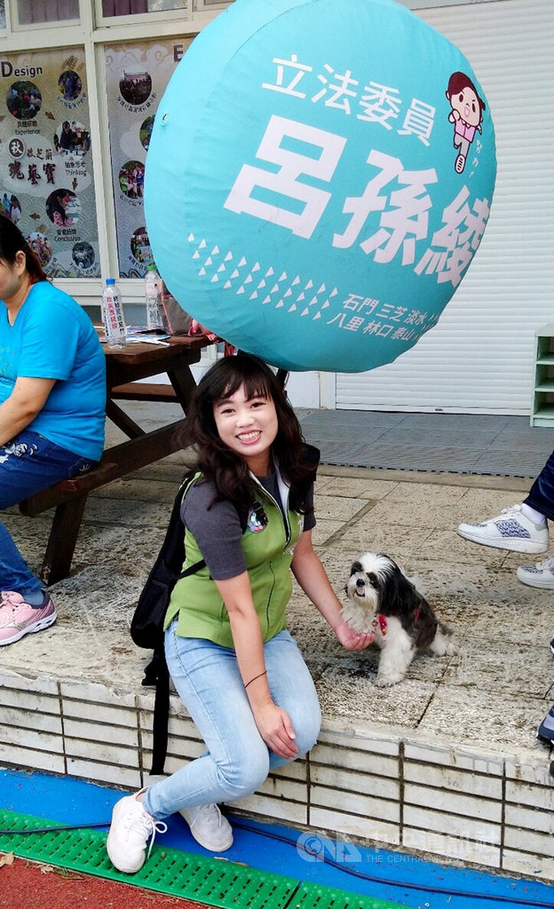 民進黨立委呂孫綾特別訂製「拜票氣球」,親自背著跑行程、站路口向選民問安,入夜後還會發光,輕鬆就能吸引民眾目光。(呂孫綾辦公室提供)中央社記者陳俊華傳真 108年10月12日