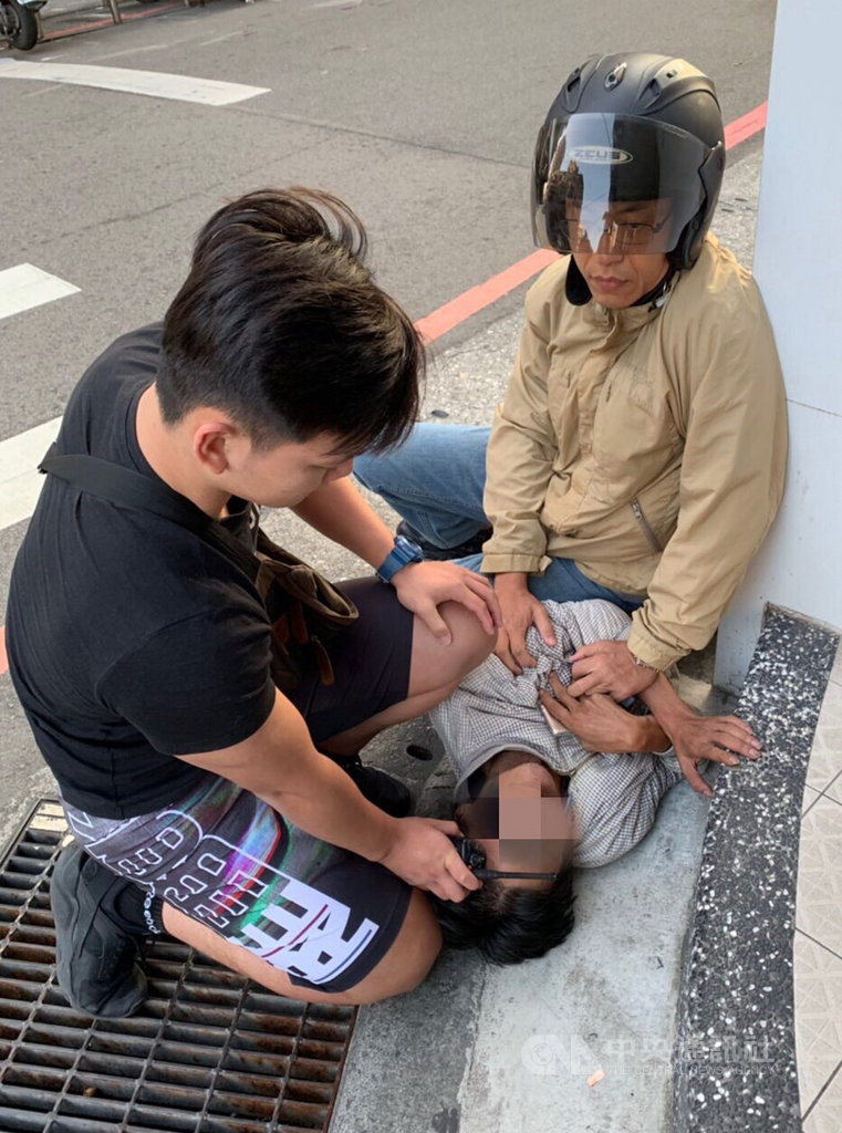 新北市三峽區發生雜貨店老闆娘遭攻擊案,三峽警察分局專案小組12日上午在三峽區大同路5巷口埋伏,逮捕鍾姓嫌疑人(倒地者),依殺人未遂罪嫌移送。(警方提供)中央社記者黃旭昇新北傳真 108年10月12日