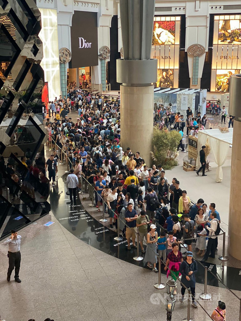 台北101推出營運15年以來觀景台最低票價,台北101表示,適逢國慶連續假期,造訪觀景台排隊人潮盛況空前的熱烈。(台北101提供)中央社記者劉姵呈傳真 108年10月12日
