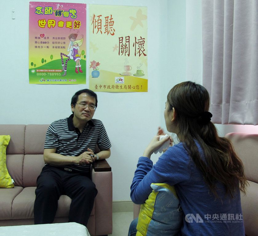 台中市衛生局推動「心情溫度計」APP,提供民眾評估心理健康狀態,各衛生所也提供定點心理諮詢服務,針對65歲以上長者,心理師可到宅心理諮詢服務。(台中市政府提供)中央社記者趙麗妍傳真 108年10月12日