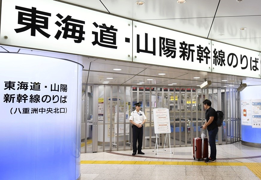 東海道山陽新幹線11日宣布因颱風停駛,搭車民眾12日到東京車站發現撲空。(共同社提供)