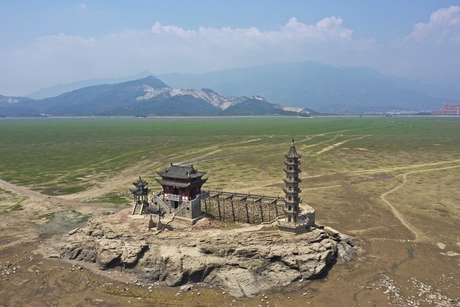 鄱陽湖9月中旬時,便因水位迅速下降,導致長年淹沒在湖中的千年歷史石島落星墩「重見天日」(中新社提供)