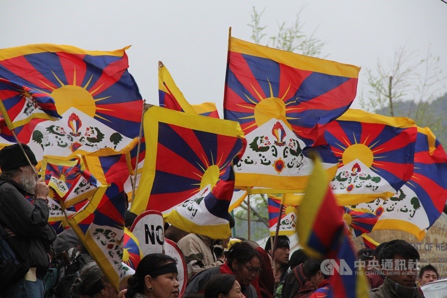 外界近期關注中國與尼泊爾是否簽署可能讓流亡藏人面臨「送中」命運的引渡條約,然而過去11年間在中國因素影響下,類似事件早已頻傳。圖為流亡藏人集會。(中央社檔案照片)