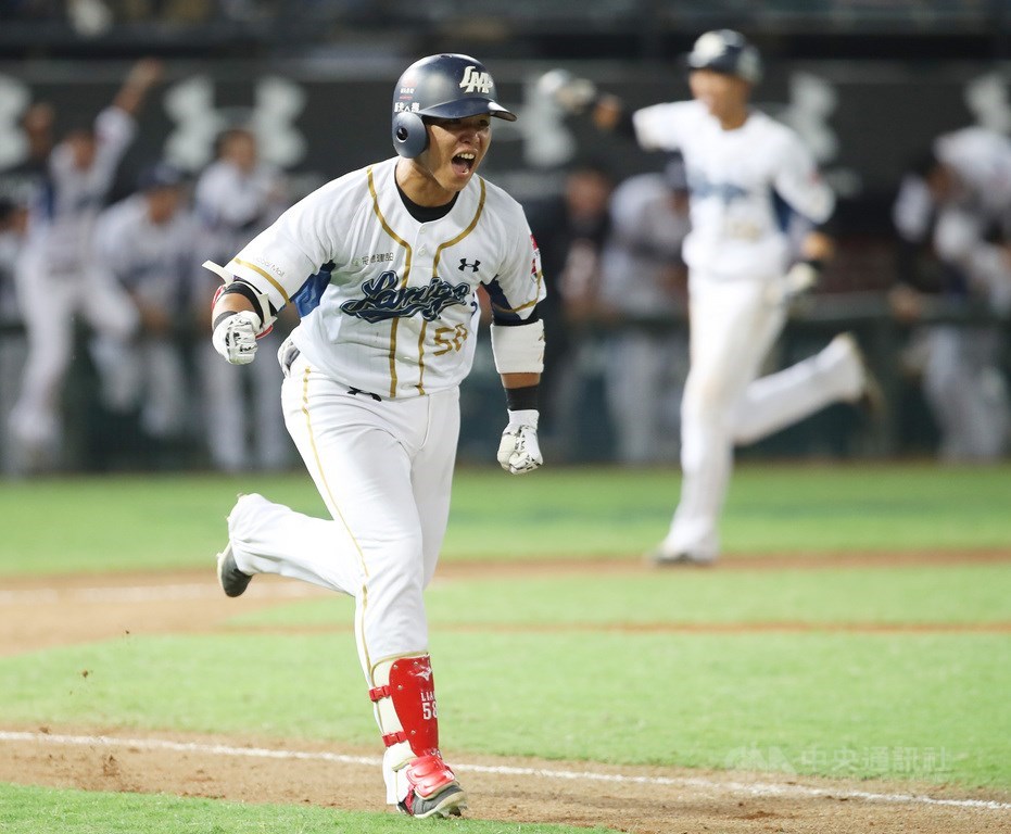 2019中職總冠軍系列賽首戰12日在桃園球場開打,Lamigo桃猿隊9局下半由廖健富擊出再見安打,助隊在總冠軍賽首戰告捷,廖健富也振臂吶喊慶祝勝利。中央社記者張新偉攝 108年10月12日