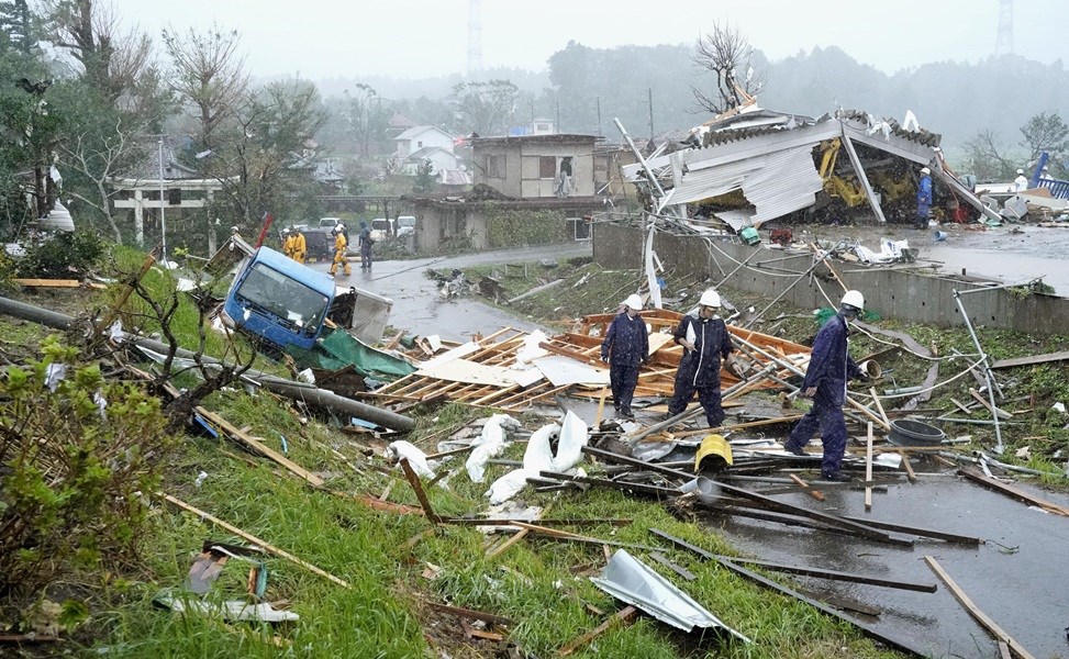 強颱哈吉貝威力堪比61年前造成逾1200人死亡的強颱狩野川。12日上午日本千葉縣市原市突然颳起強陣風,導致數棟民宅受損,包括孩童在內數人受傷。(共同社提供)