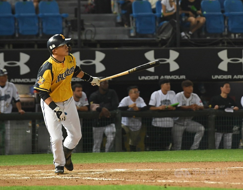 2019中職總冠軍賽12日在桃園開打,中信兄弟隊「恰恰」彭政閔9局關鍵時刻代打一棒建功,敲出生涯總冠軍賽第74支安打、刷新中職紀錄,且一棒兩分,幫助球隊5比5扳平比數。中央社記者張新偉攝 108年10月12日