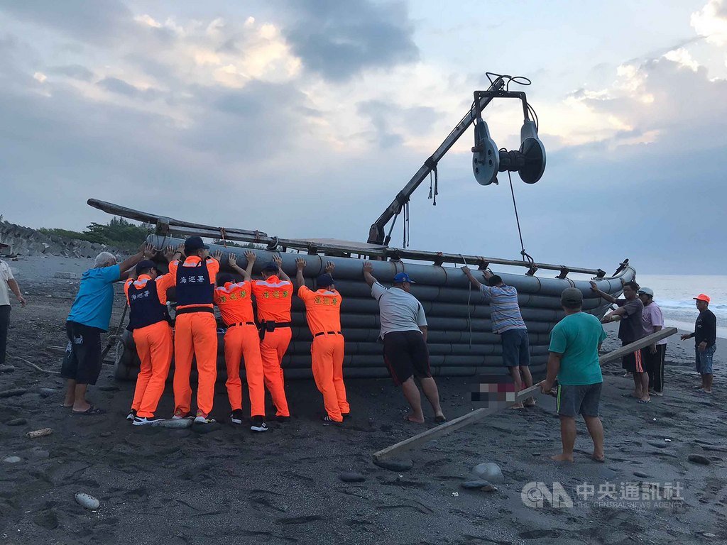 台東縣太麻里三和村漁港13日發生膠筏壓死人意外,村民報案指稱,發現一女子遭膠筏壓臥在沙灘上,岸巡人員到場並與警消利用吊車將膠筏拉起,女子已死亡,事故原因待調查釐清。(第一三岸巡隊提供)中央社記者李先鳳傳真 108年10月13日