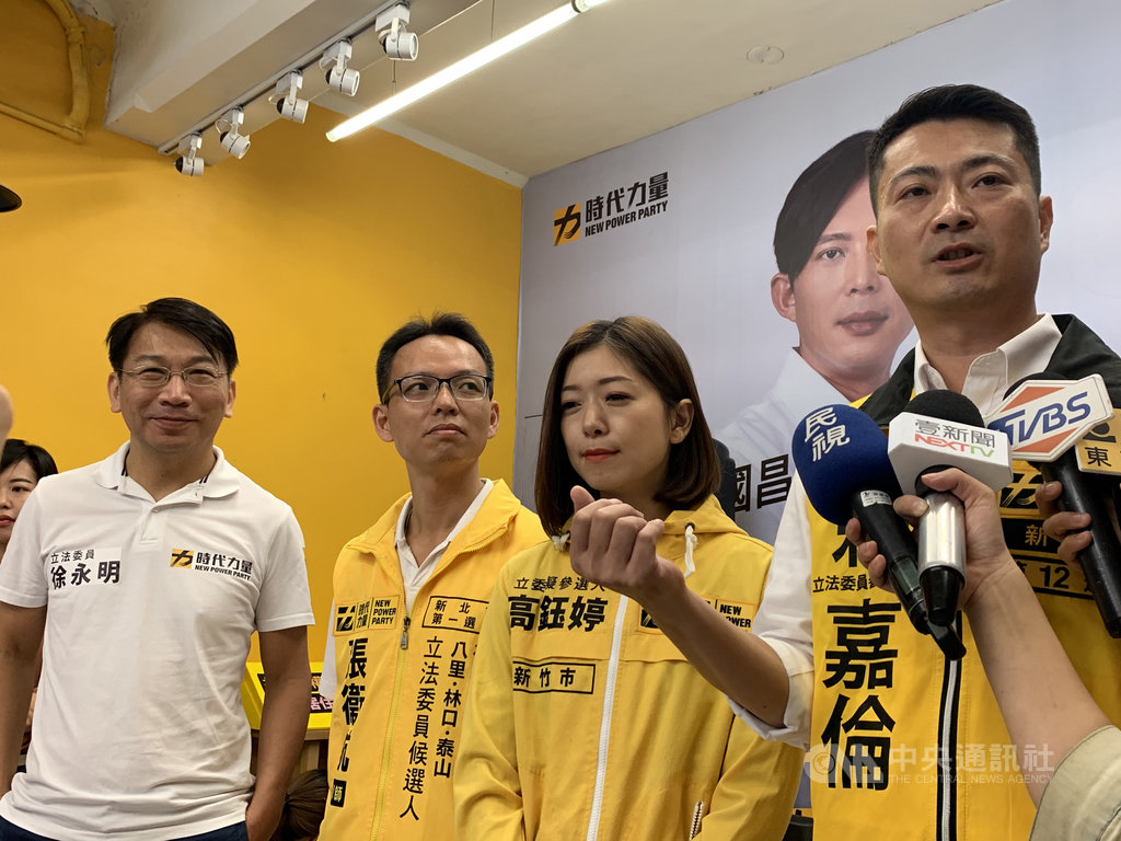 時代力量在新北市立委第12選區推出的立法委員參選人賴嘉倫(右)13日成立競選總部,黨主席徐永明(左)出席時被問及立委黃國昌是否會進不分區,他表示,進不分區是一定的。中央社記者葉臻攝 108年10月13日