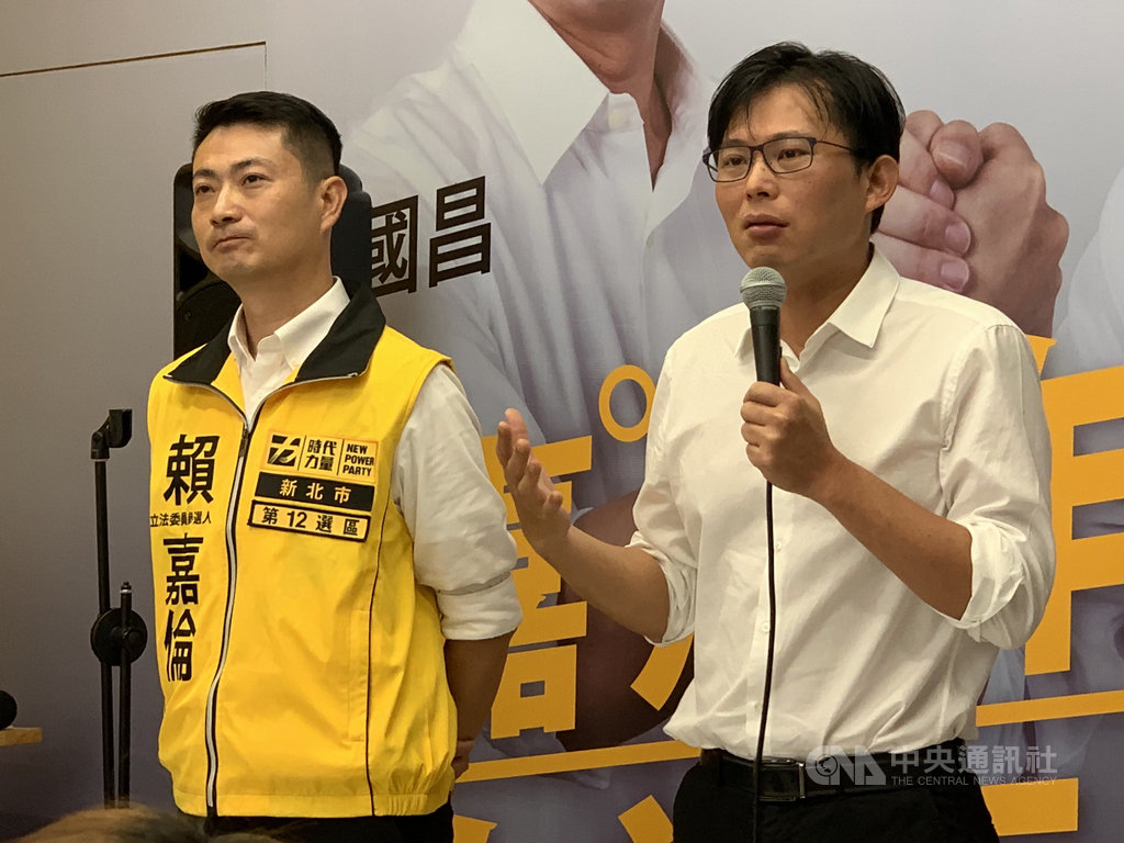 時代力量推出的立法委員參選人賴嘉倫(左)13日成立競選總部,立委黃國昌(右)到現場替賴嘉倫站台。中央社記者葉臻攝 108年10月13日
