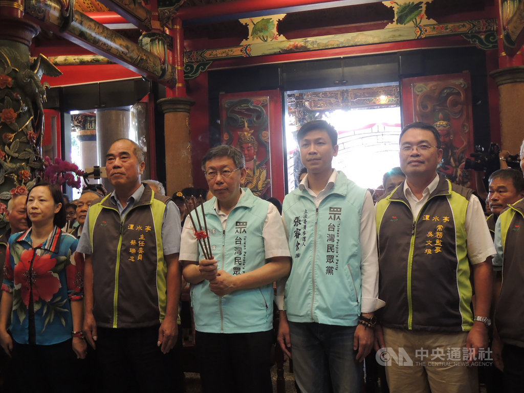 擔任台灣民眾黨主席的台北市長柯文哲(前中)13日在台中市掃街拜票,為民眾黨立委參選人輔選,其中一站是前往潭子區潭水亭觀音廟參拜。中央社記者郝雪卿攝 108年10月13日