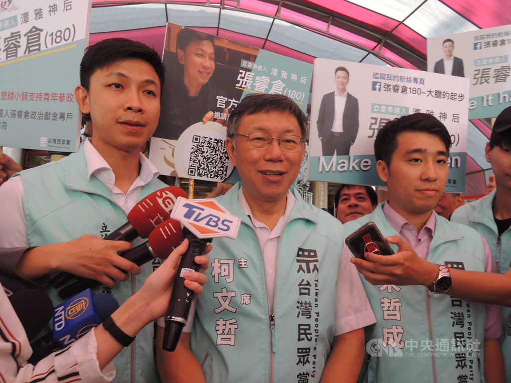 台灣民眾黨部分區域立委提名與郭家軍重疊,擔任台灣民眾黨主席的台北市長柯文哲(中)13日在台中受訪表示,能夠協調儘量協調,目前定期由雙方幕僚討論,儘量同一區提名一人。中央社記者郝雪卿攝 108年10月13日