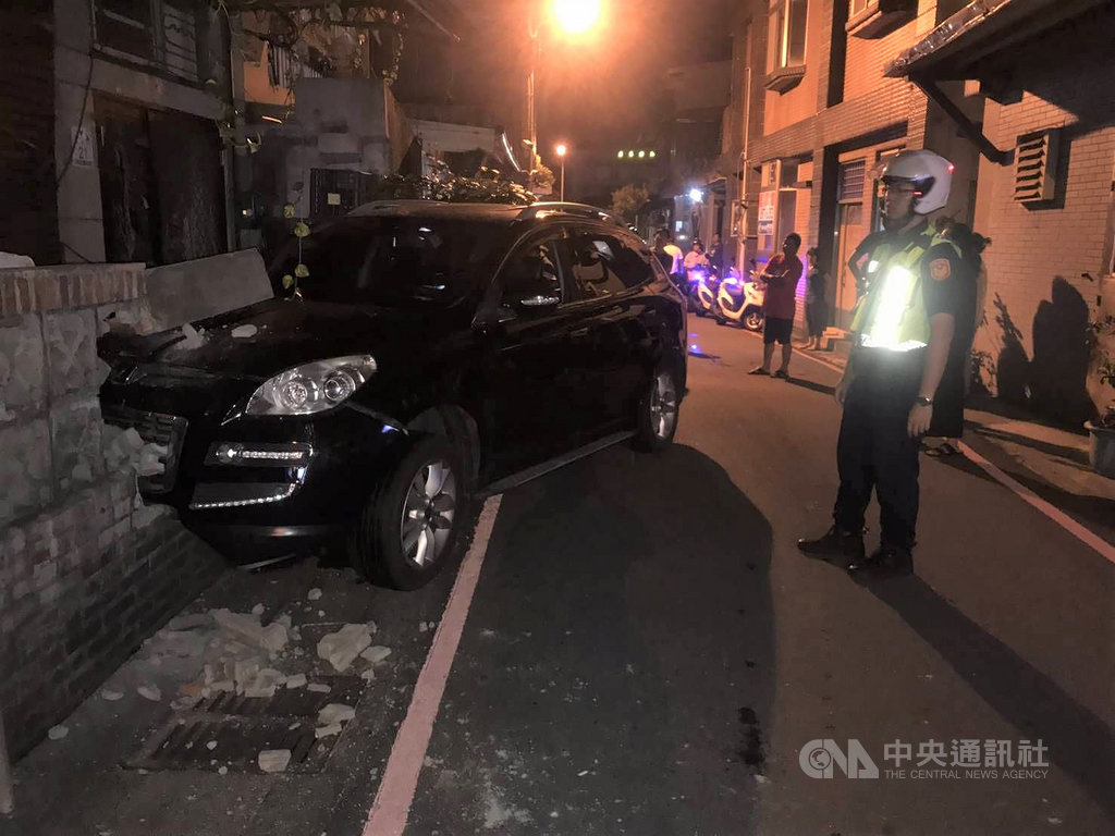 宜蘭一間宮廟12日晚間聚集兩派人馬談判,雙方大打出手多人受傷,2名青少年在醫院發現對方人馬,誤以為要來尋仇,一時緊張開車失控擦撞路旁圍牆及汽機車。(翻攝照片)中央社記者王朝鈺傳真 108年10月13日