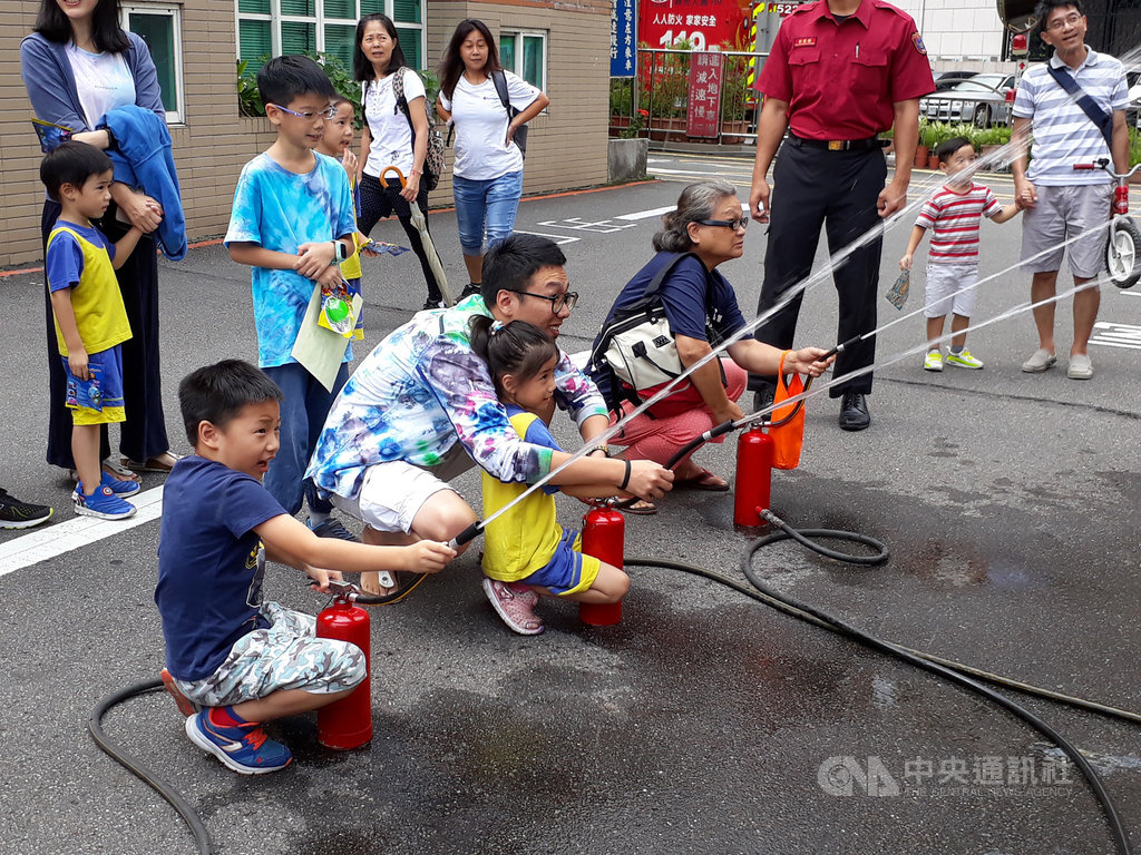 台北市消防局13日攜手文山安全社區暨健康城市促進會舉辦防災園遊會,透過寓教於樂方式,教導民眾正確防災觀念和準備。(台北市消防局提供)中央社記者黃麗芸傳真 108年10月13日