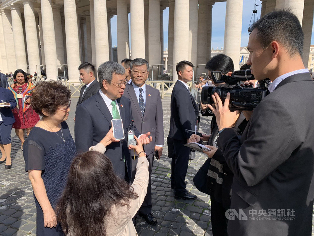 副總統陳建仁(左2)13日參加位於聖伯多祿廣場的教廷封聖典禮後,接受中央社訪問,談到典禮前獲教宗接見的情形。(駐教廷大使館提供)中央社記者黃雅詩梵蒂岡傳真 108年10月13日