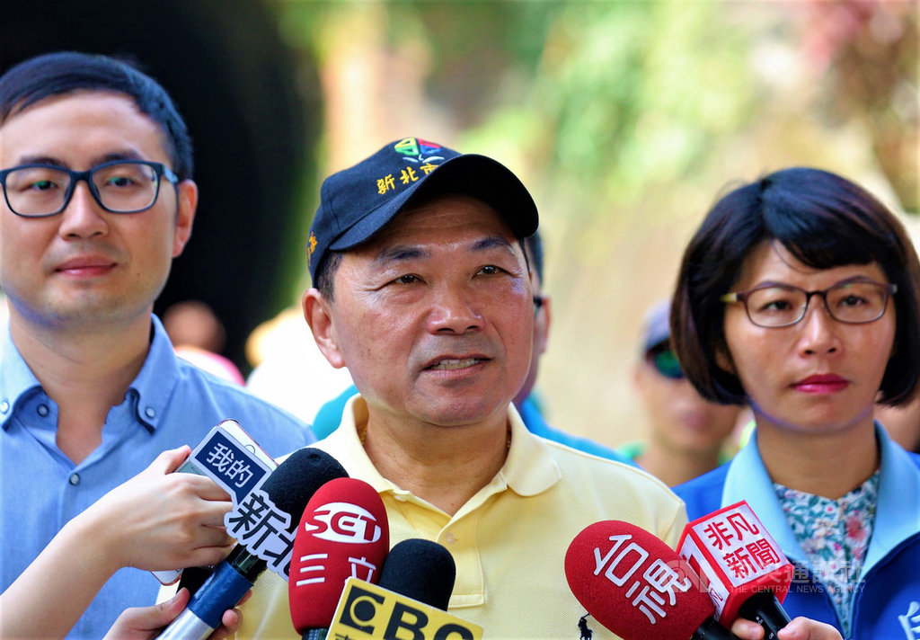 新北市長侯友宜(中)13日受訪時談到與中央合作點亮「十三層遺址」議題,他表示,將和交通部長林佳龍約定時間一起去看十三層,希望再造周遭的煤礦文化,變成新北重要觀光、旅遊、休閒的好地方。中央社記者王鴻國攝 108年10月13日
