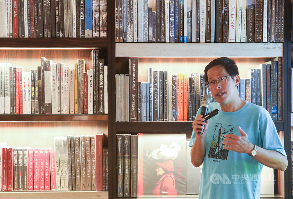 作家劉克襄(圖)13日在台北誠品敦南店演講「我的城市自然書寫」,分享自然帶來的多樣性思考,讓城市書寫更多元也更有趣。中央社記者謝佳璋攝 108年10月13日