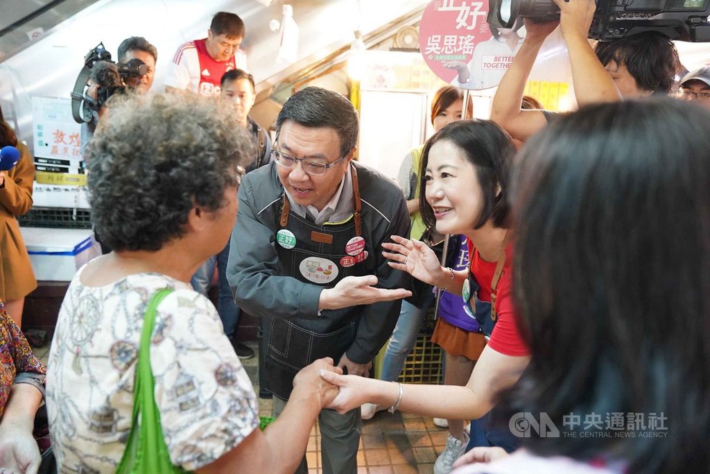 民進黨主席卓榮泰(中左)13日在北投市場,陪同民進黨立委吳思瑤(中右)掃街拜票。中央社記者徐肇昌攝 108年10月13日