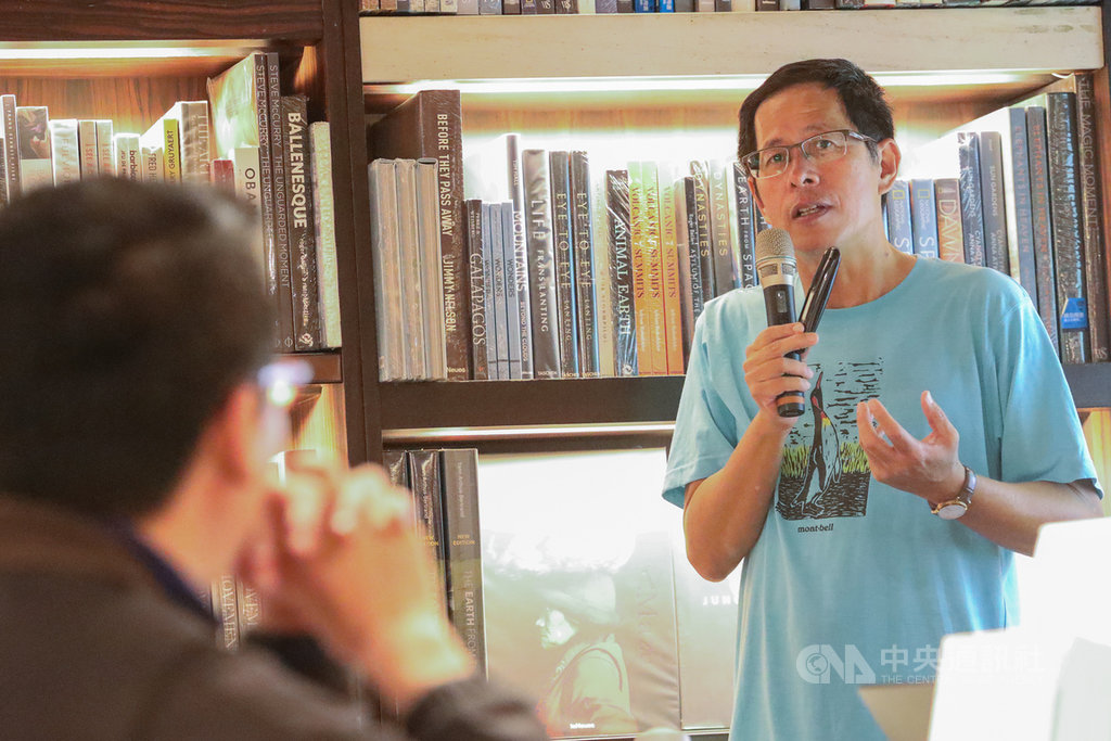 作家劉克襄(右)13日在台北誠品敦南店演講「我的城市自然書寫」,從故事分享城市書寫的心得。中央社記者謝佳璋攝 108年10月13日