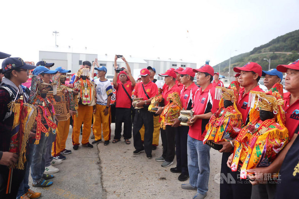 嘉義新港奉天宮舉行「馨護台灣 騎島平安」活動,13日完成馬祖巡安遶境行程,上午進行媽祖起駕回鑾儀式,馬祖宮廟廟管會恭送新港奉天宮開台媽祖回程,車隊至福澳碼頭。(金板境天后宮廟管會提供)中央社 108年10月13日