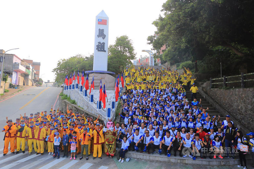 嘉義新港奉天宮舉行「馨護台灣 騎島平安」活動,13日完成馬祖巡安遶境行程,搭乘台馬輪返回台灣。圖為參與人員在馬祖劍碑前留影。(新港奉天宮提供)中央社 108年10月13日