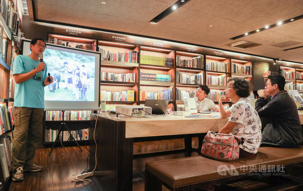 作家劉克襄(左)13日在台北誠品敦南店演講「我的城市自然書寫」,吸引不少讀者前往聆聽。中央社記者謝佳璋攝 108年10月13日